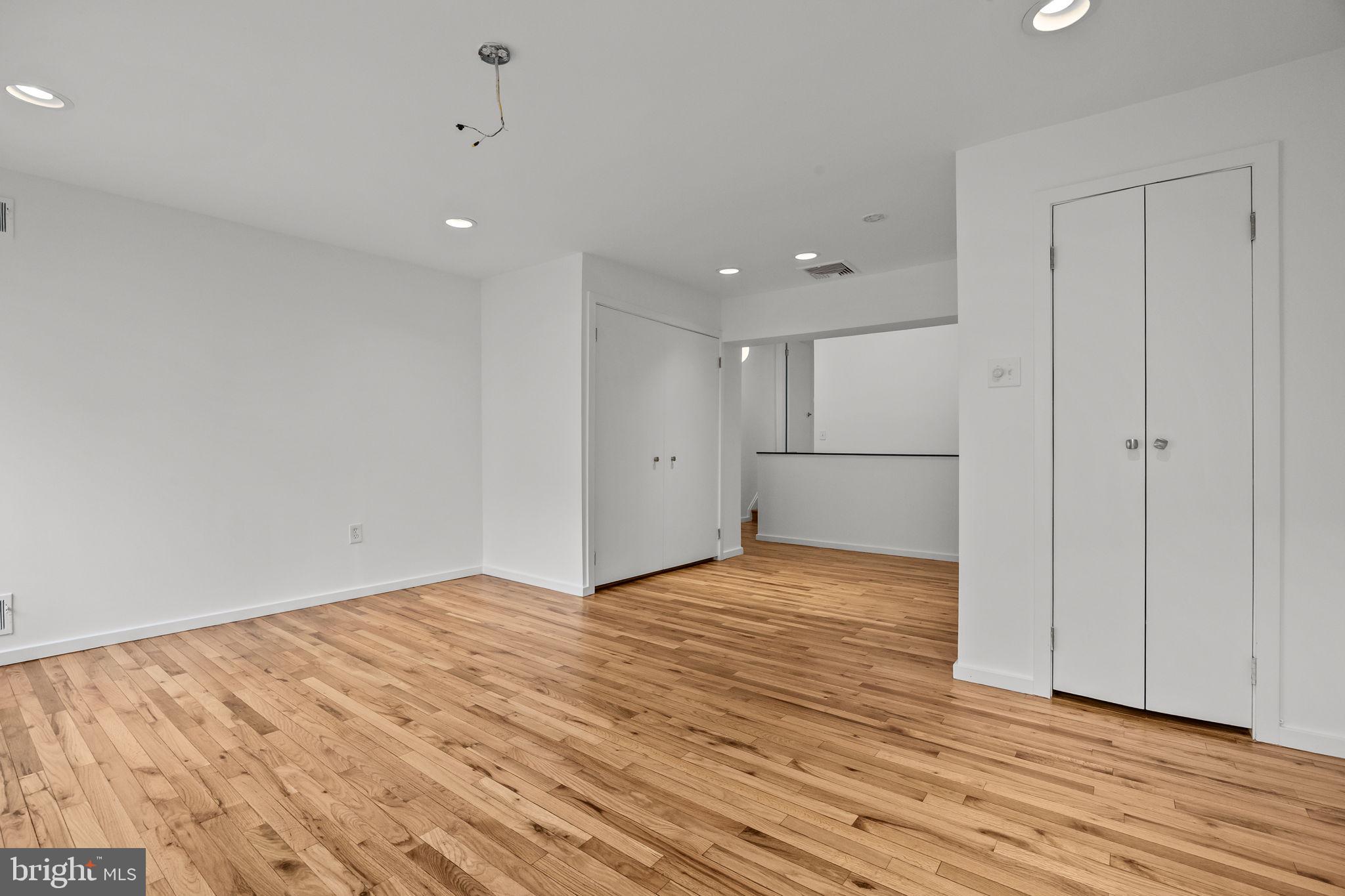 QUEEN VILLAGE - Residential
