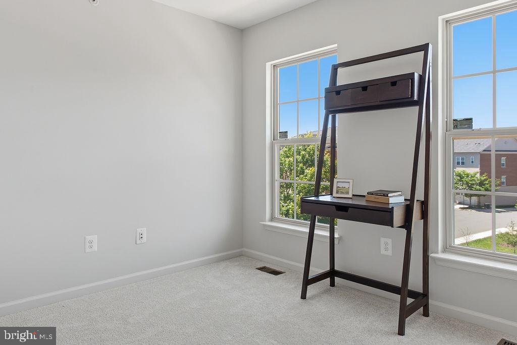 MADISON CRESCENT - Residential
