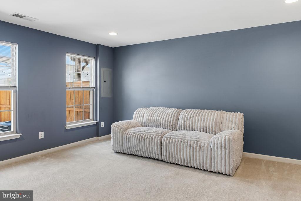 MADISON CRESCENT - Residential