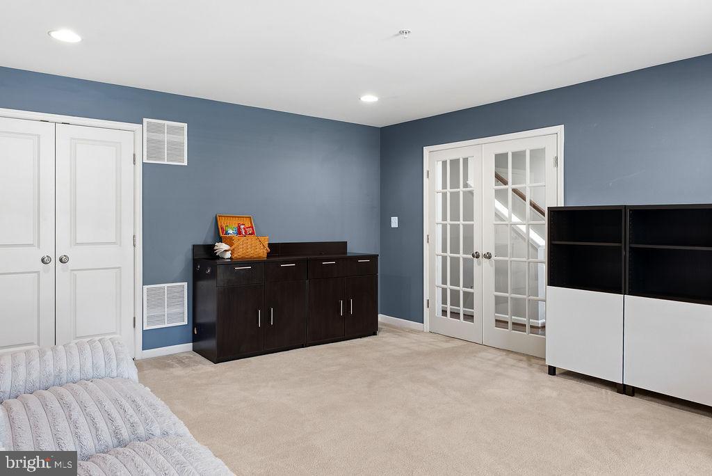 MADISON CRESCENT - Residential