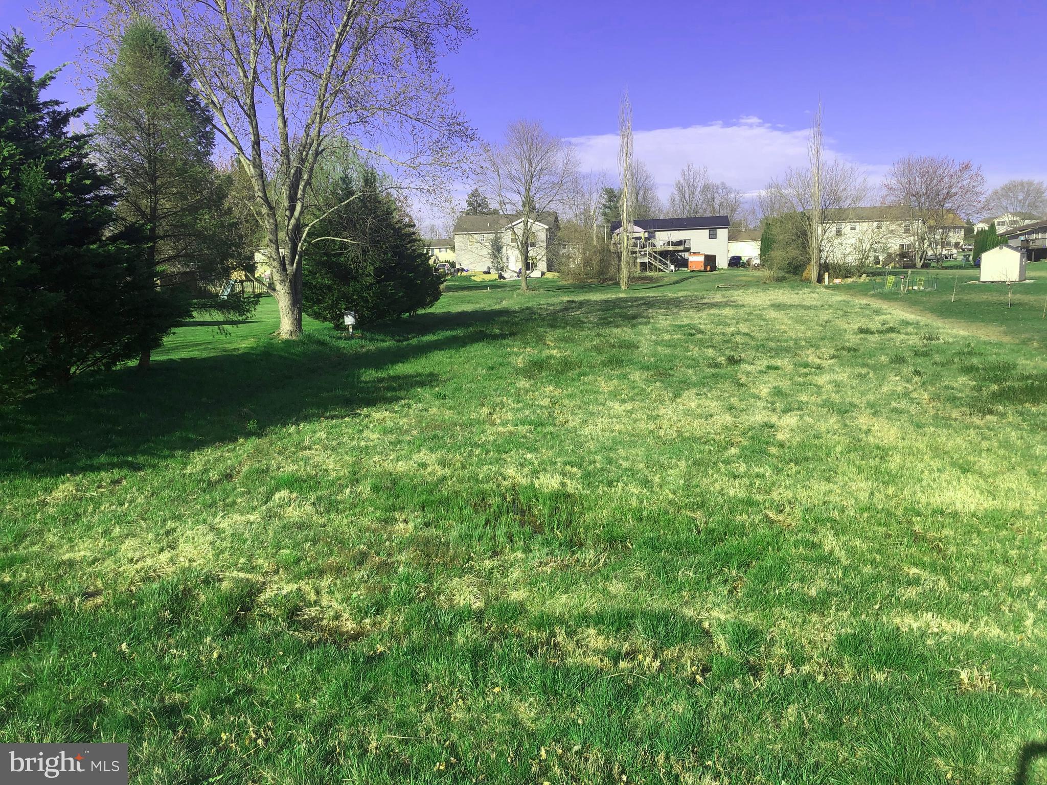 Gated community of Lake Meade. Not far from the entrance, this lot is .34 acres. Not only are there recreational areas, but the amenities include a baseball field, basketball courts, boat ramps, a community center with party room, tennis courts, a pool and of course a 300 acre Lake.