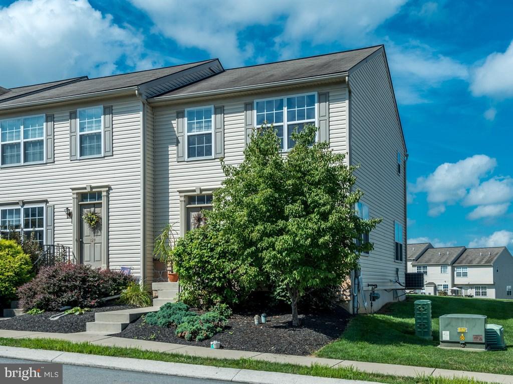 EASY END UNIT TOWNHOME LIVING IN HIGHLY DESIRABLE AND CONVENIENTLY LOCATED MANOR OAKS. THIS UNIT BOASTS AN OPEN KITCHEN WITH BREAKFAST BAR, LIVING ROOM WITH FIREPLACE AND A FINISHED LOWER LEVEL INCLUDING 1/2 BATH.NICE DECK OFF THE BACK. 2 OFF STREET PARKING SPACES AND LEVEL LOT. PERFECT HOME FOR FIRST TIME HOME BUYERS OR FOR DOWNSIZING.