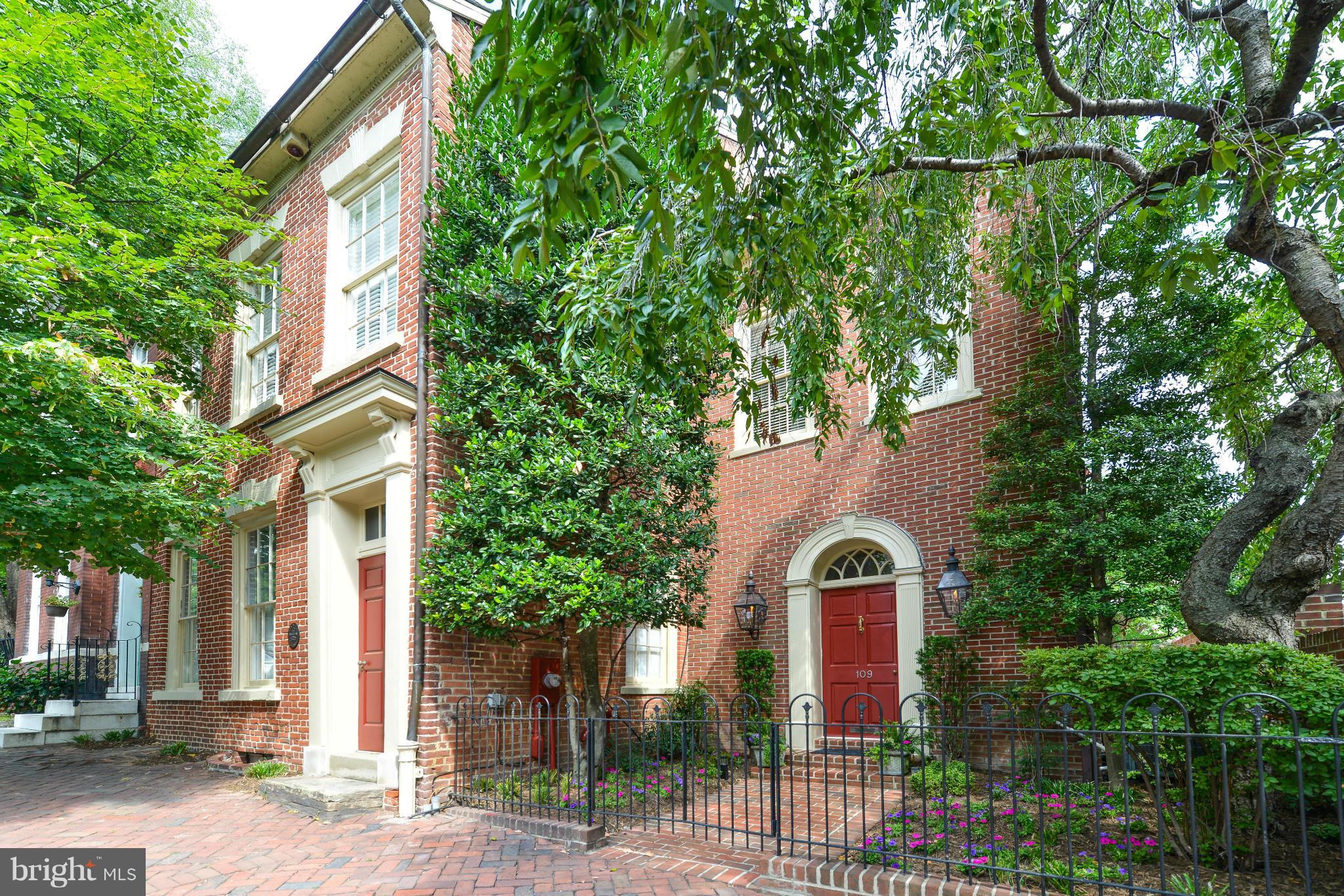 Rare historic double lot estate (107 & 109 Duke St) w/private parking, 9' ceilings, 4 fps, sweeping staircase & river views. Gourmet kitchen/family room overlooks deep gardens. Gracious entertaining spaces inside & out. Spacious rooms, expansive patio, large brick parking courtyard, brick wall w/gate frames property. FPs convey as-is.5,933 sf(.14 acres) ext space.4BR/3.5BA.