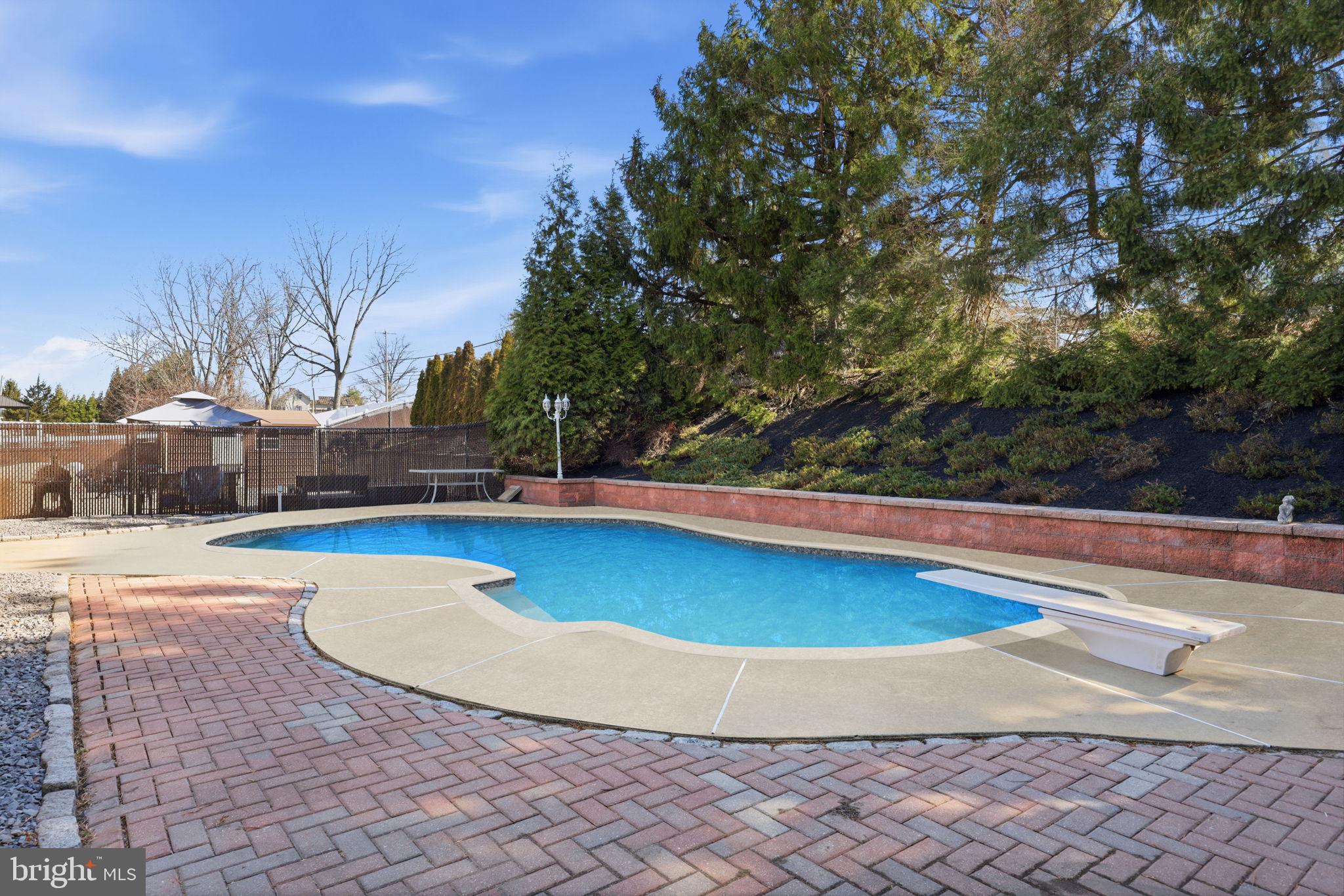 COUNTRY VIL AT CTR - Residential