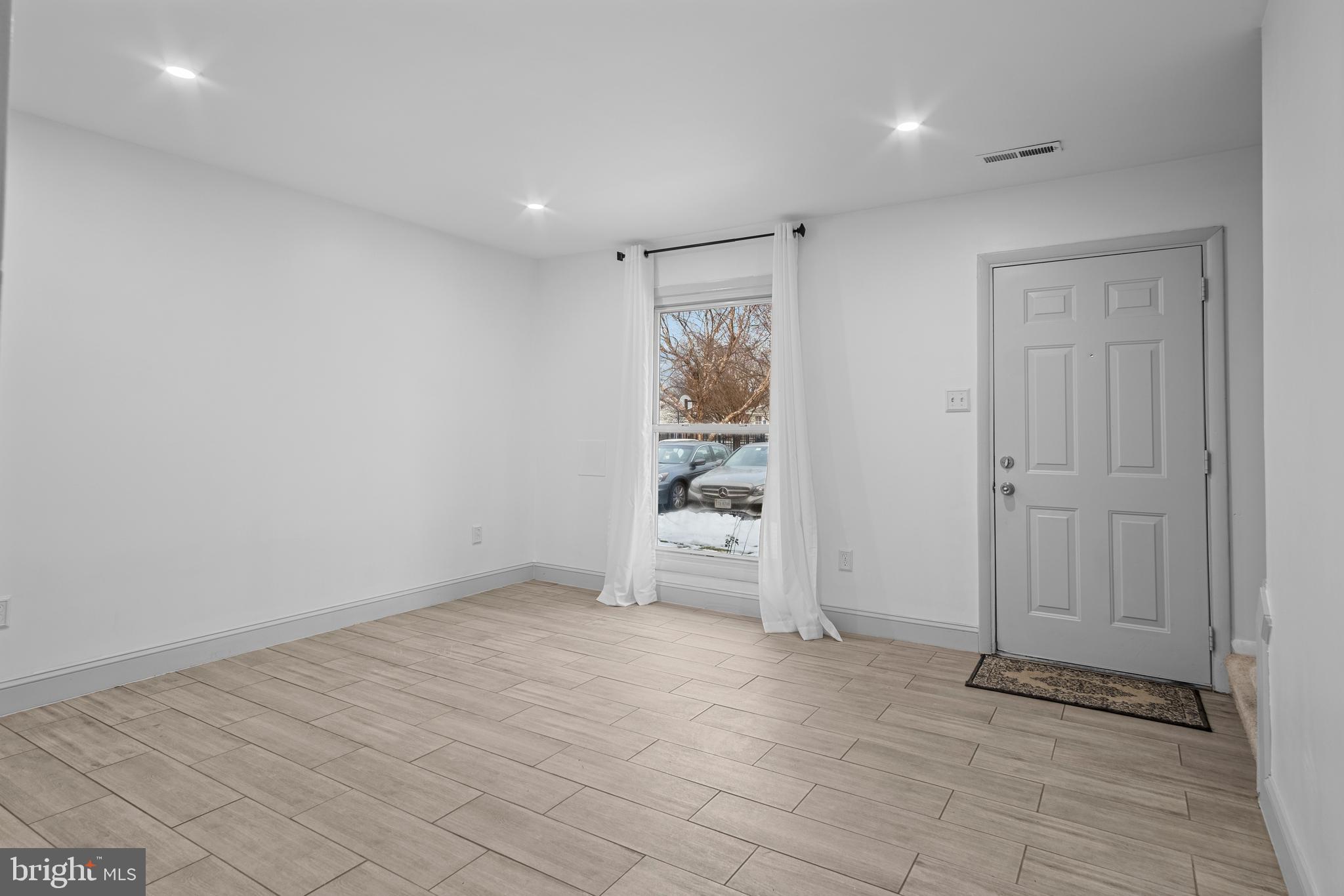 REFLECTION LAKE - Residential Lease