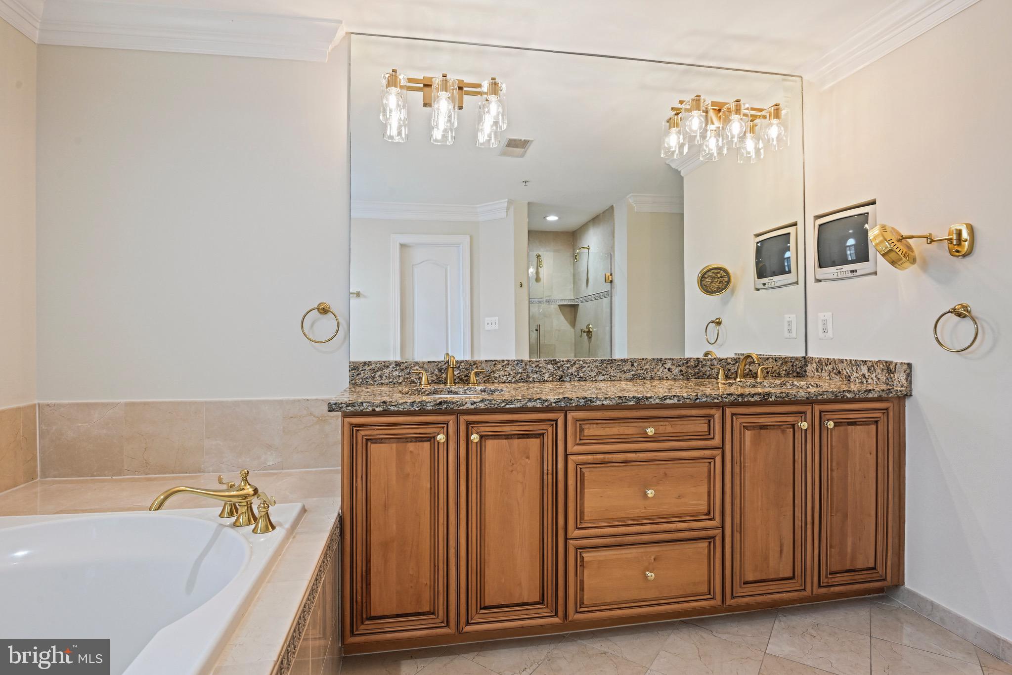MCLEAN PLACE - Residential
