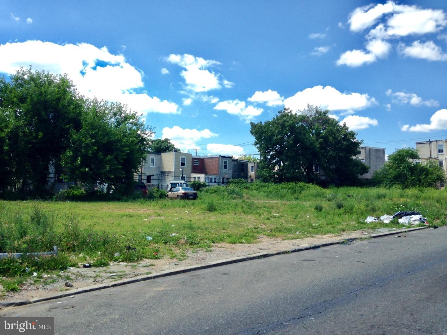 Wide and deep buildable lot between city owned lots.