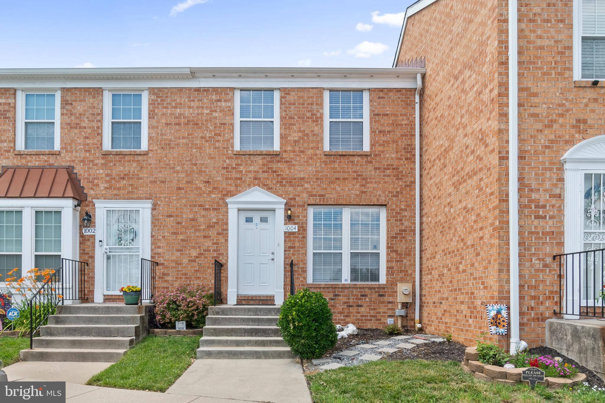 Nestled in a charming and quiet enclave, this cozy townhouse embodies the perfect blend of traditional elegance and modern comfort. Its meticulously maintained interior offers a warm and inviting atmosphere, ideal for those seeking a refined yet cozy lifestyle. The interior layout maximizes both functionality and style. The fully finished basement adds an extra layer of versatility, providing ample space for a home office, entertainment area, or personal gym. With two generously sized bedrooms and two full bathrooms, this residence ensures comfort and privacy for all. Enjoy the convenience of nearby amenities, including boutique shops, gourmet dining, and lush parks, all within a short distance. This quiet community fosters privacy while providing easy access to urban conveniences. Don't miss this opportunity to experience real comfort. 
COME, SEE, BUY!!