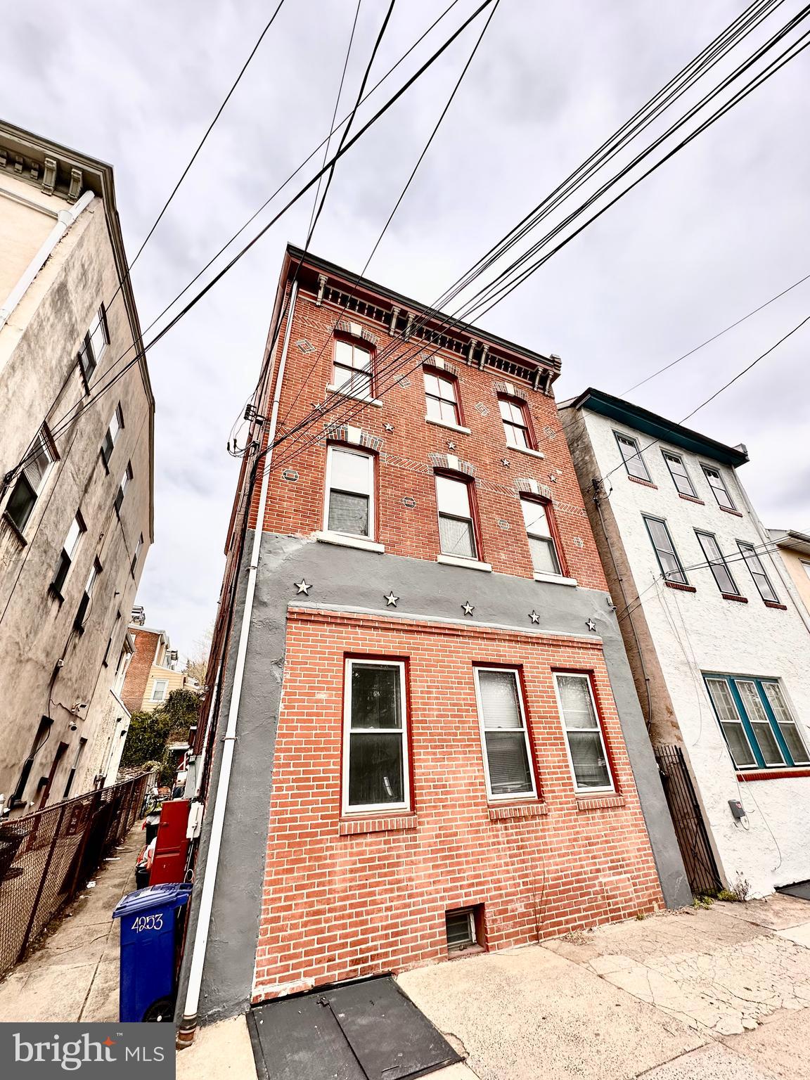 EAST FALLS - Residential Lease