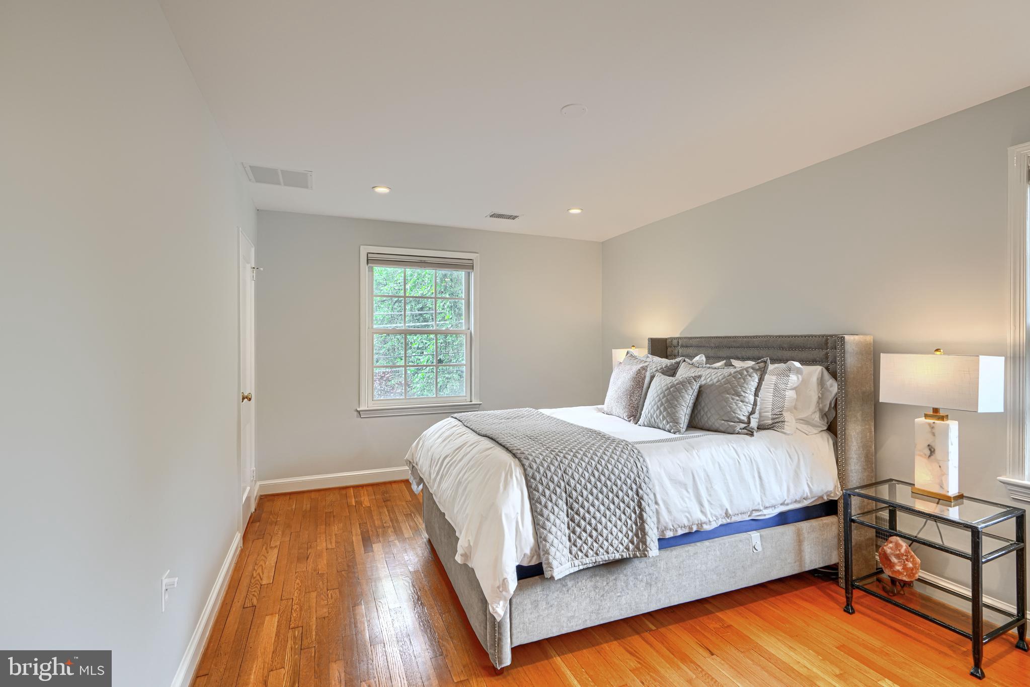 GREENWICH FOREST - Residential