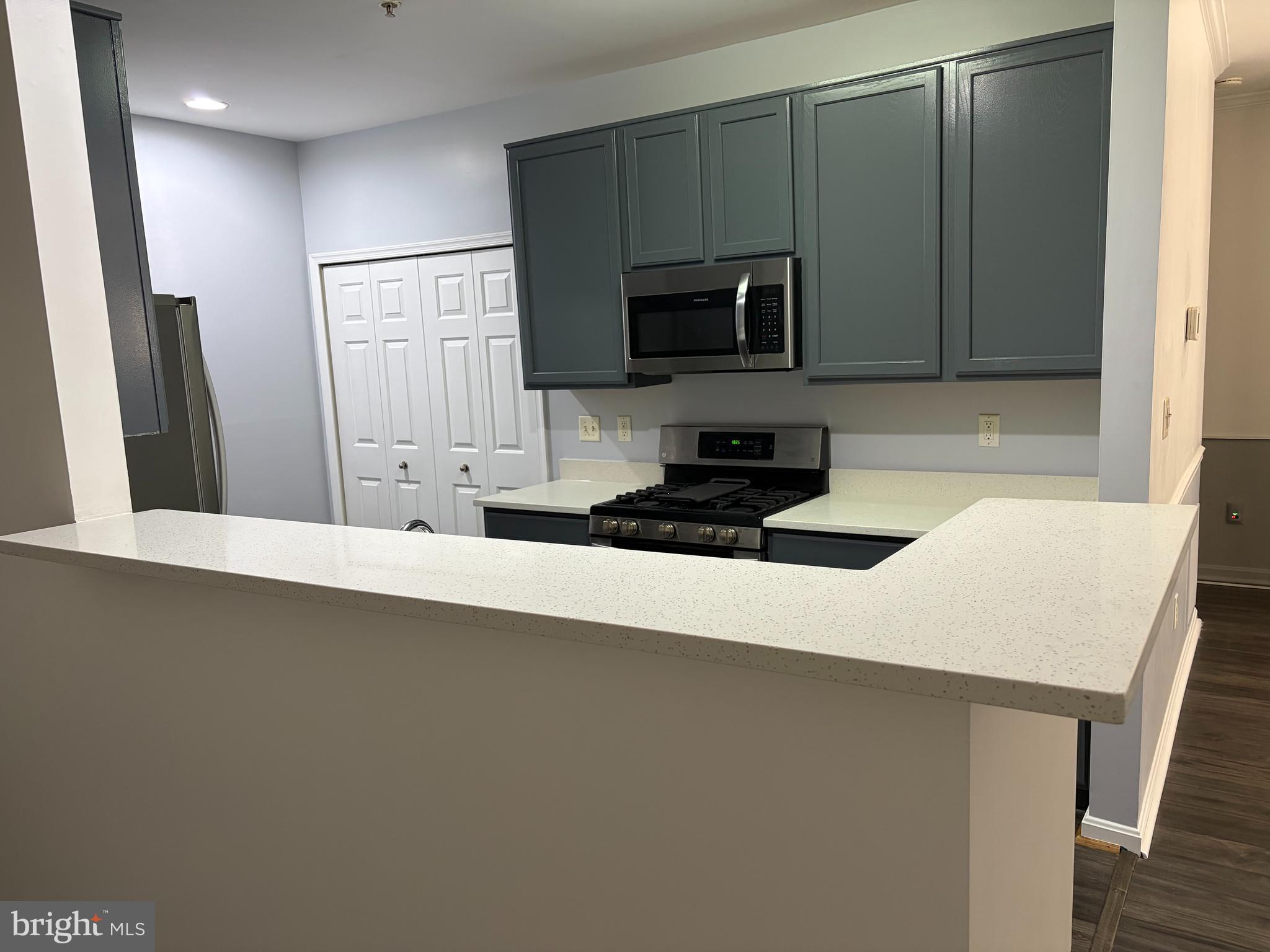 HOLLINGTON AT THE POINTE - Residential