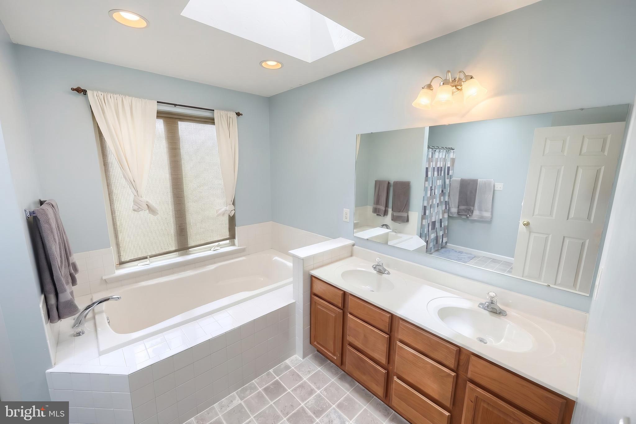 COLONIAL HILLS - Residential