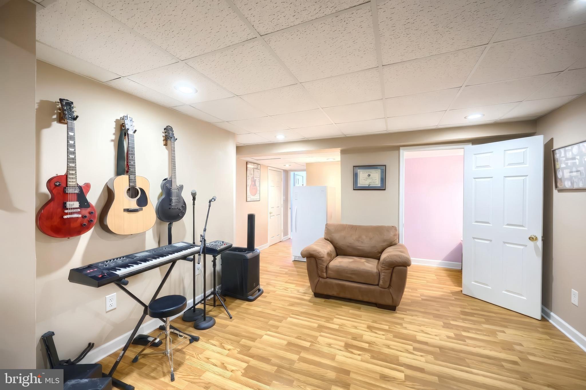 COLONIAL HILLS - Residential