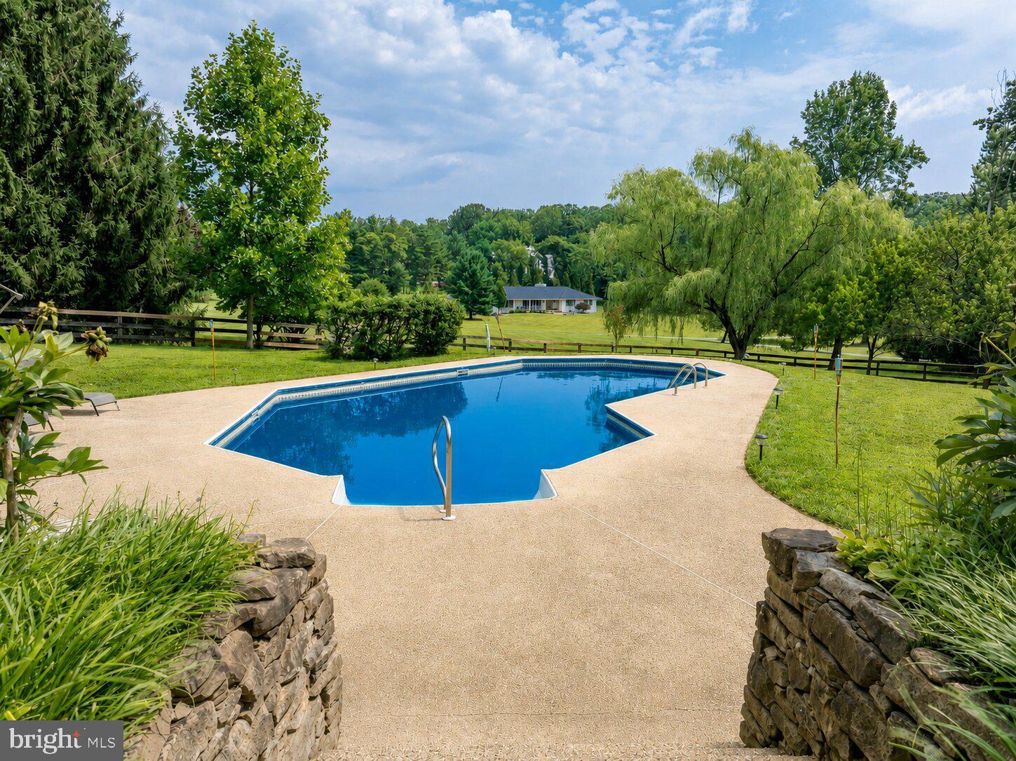 JONATHANS DELIGHT - Residential