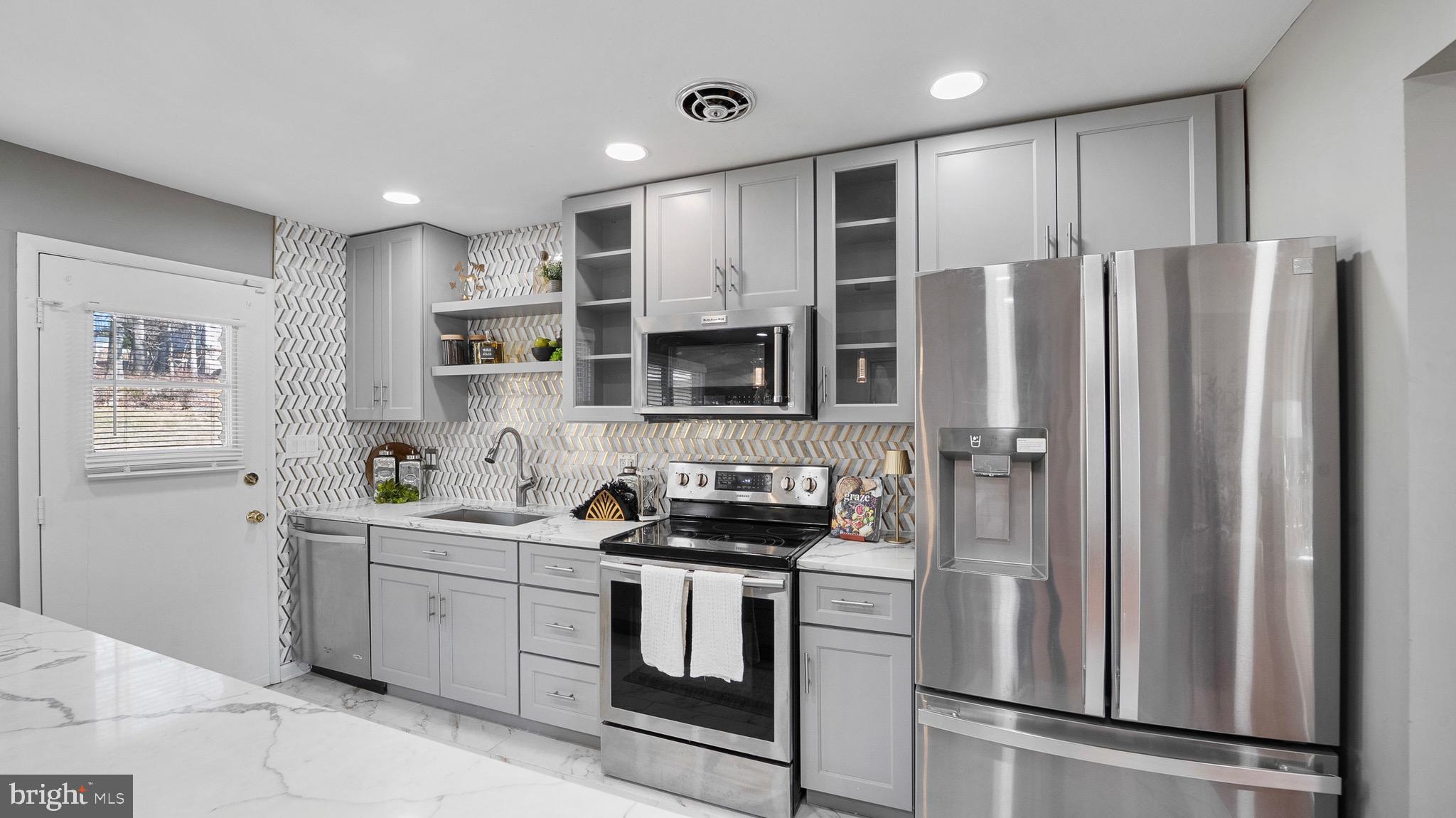 WOODBRIDGE VALLEY - Residential