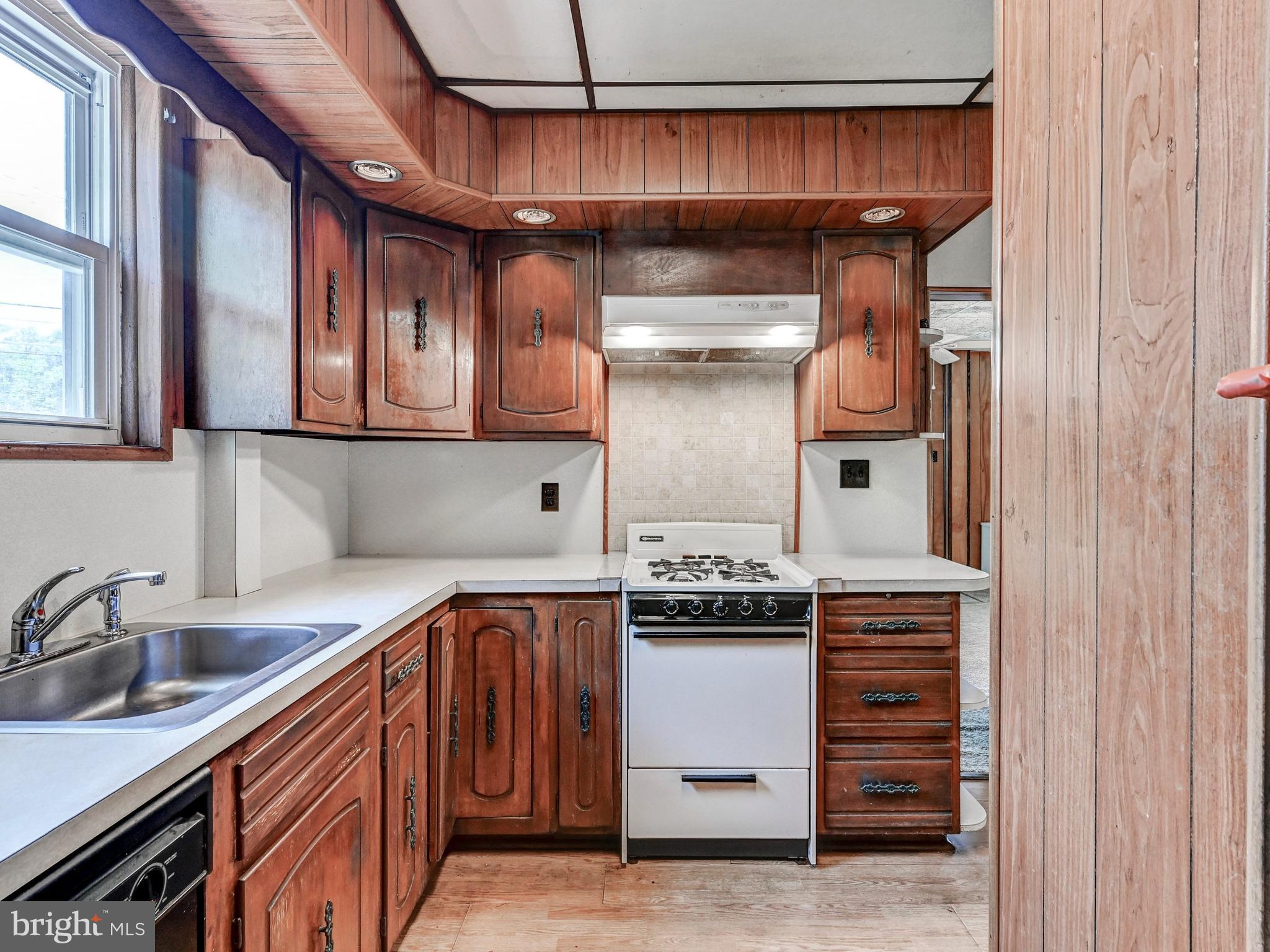 NEW PITTSBURG - Residential