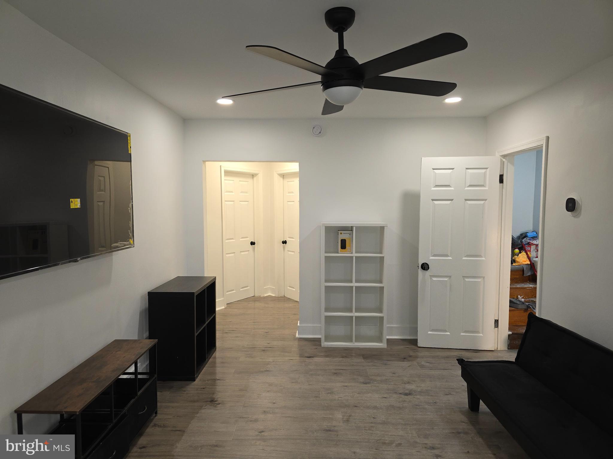 GLEN OAKS - Residential Lease