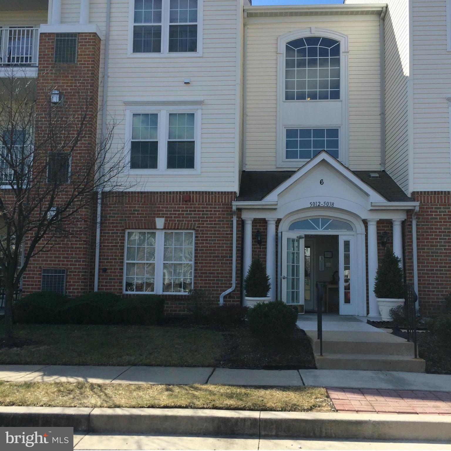 Bright contemporary unit with 9+  ceilings w/sunroom that opens to balcony plus  living room w/fireplace. Recently replaced  furnace, CAC,tankless hot water tank and  triple glass windows. Custom window treatments stay!  Kitchen  counter tops and bathroom  vanities  have been replaced with granite.- Move -in  condition!