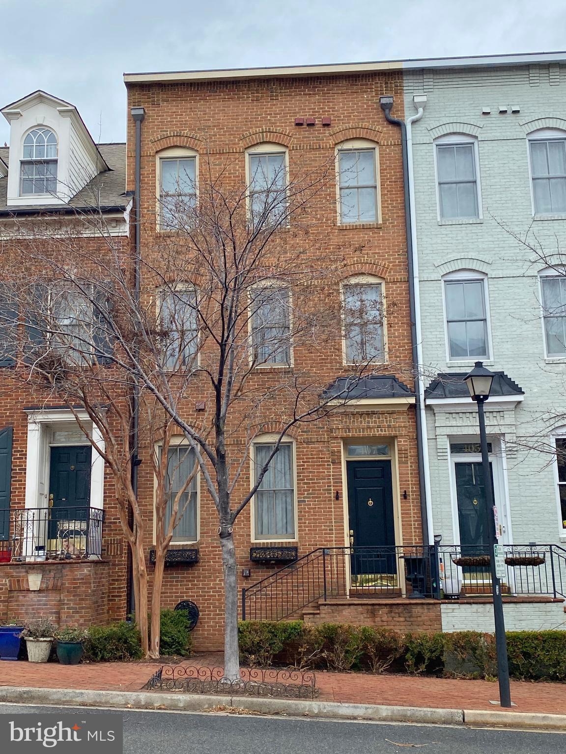 Available 6/1/25. 4LVL Luxury Townhouse w/ 2 Car Garage in the Heart of Old Town! Gorgeous hardwoods, high ceilings, crown moulding. Kitchen w/ island, granite, SS appliances, breakfast room. Primary Suite w/ huge walk-in closet; luxury BA w/ jetted tub & upgraded shower. Awesome open top floor bar & entertaining space; walkout to roof deck w/ built-in Viking grill. LL rec rm w/ FP. 4 blocks to King St, 3 blocks to waterfront! OWC small pet w/ deposit.