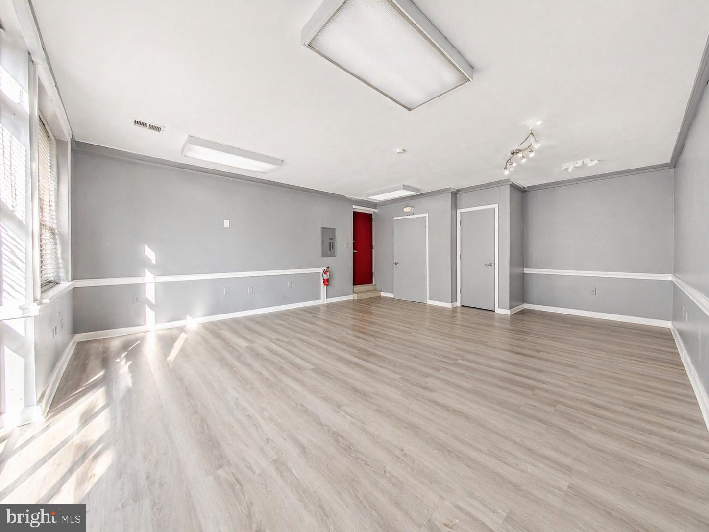 LANSDOWNE - Commercial Sale