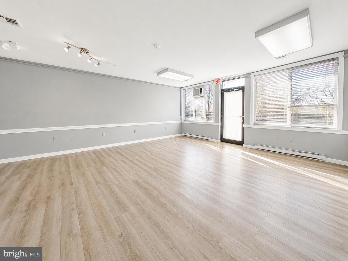 LANSDOWNE - Commercial Sale
