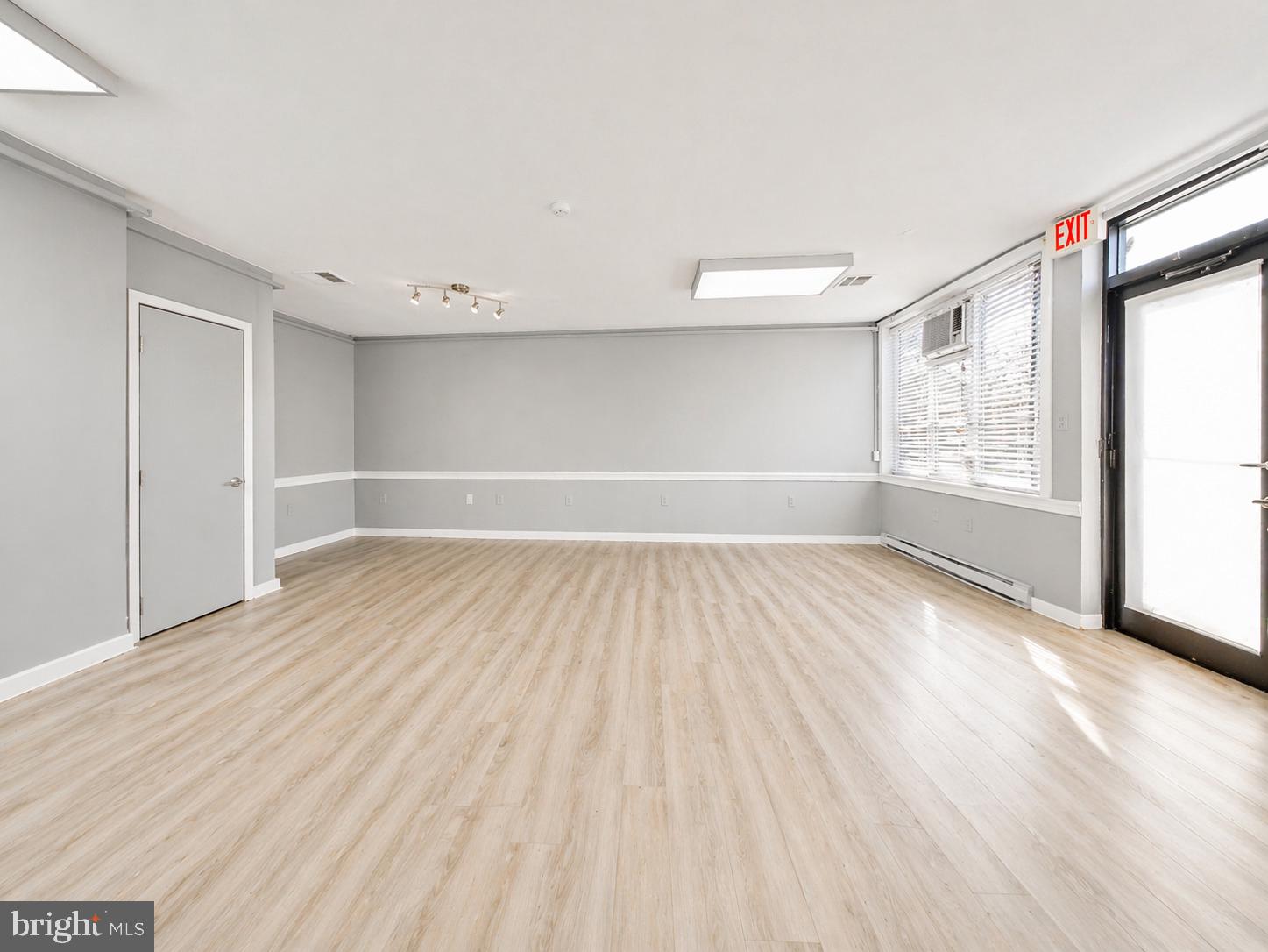 LANSDOWNE - Commercial Sale