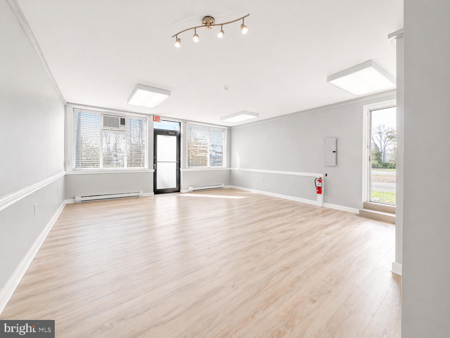 LANSDOWNE - Commercial Sale
