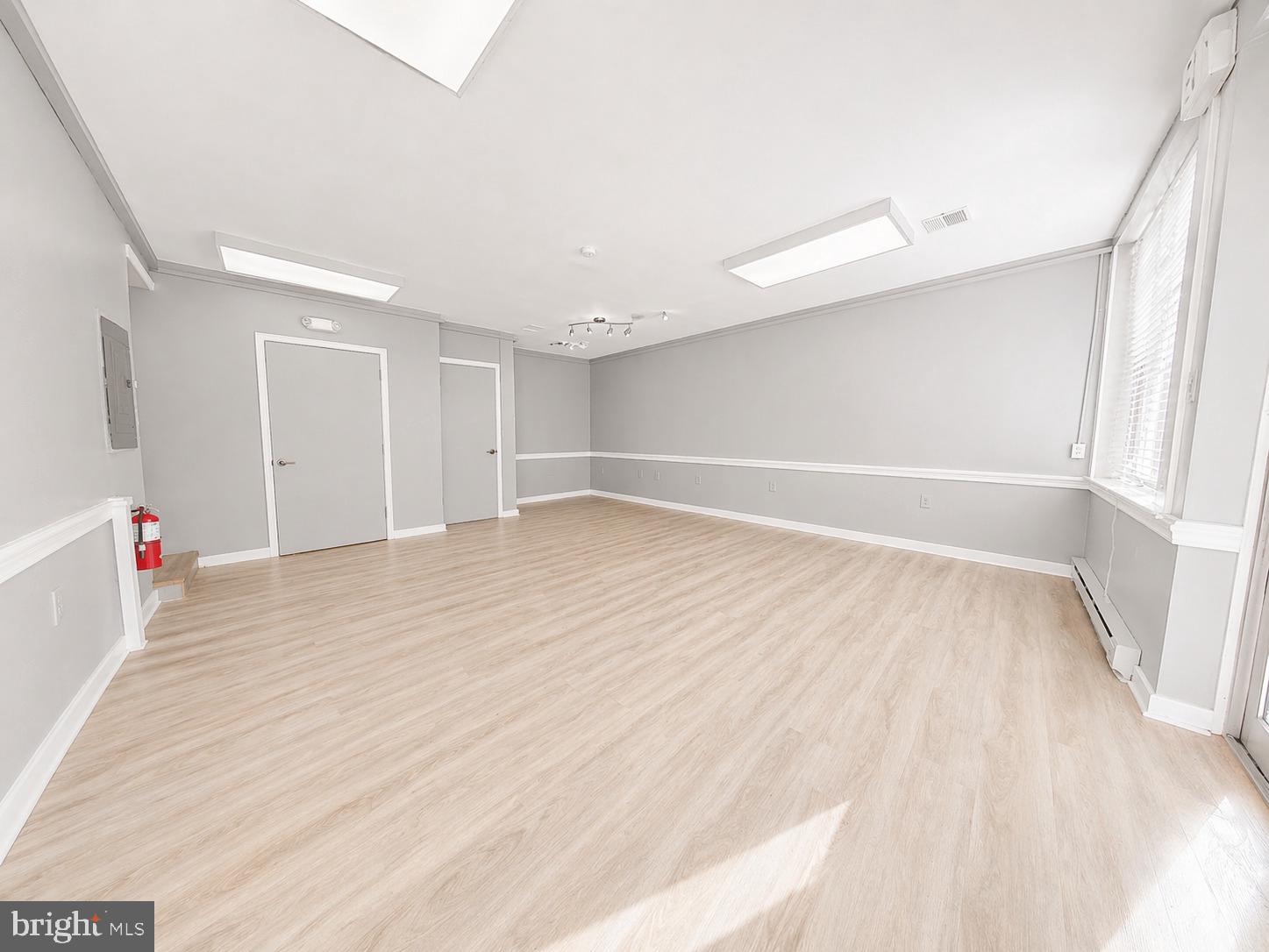LANSDOWNE - Commercial Sale