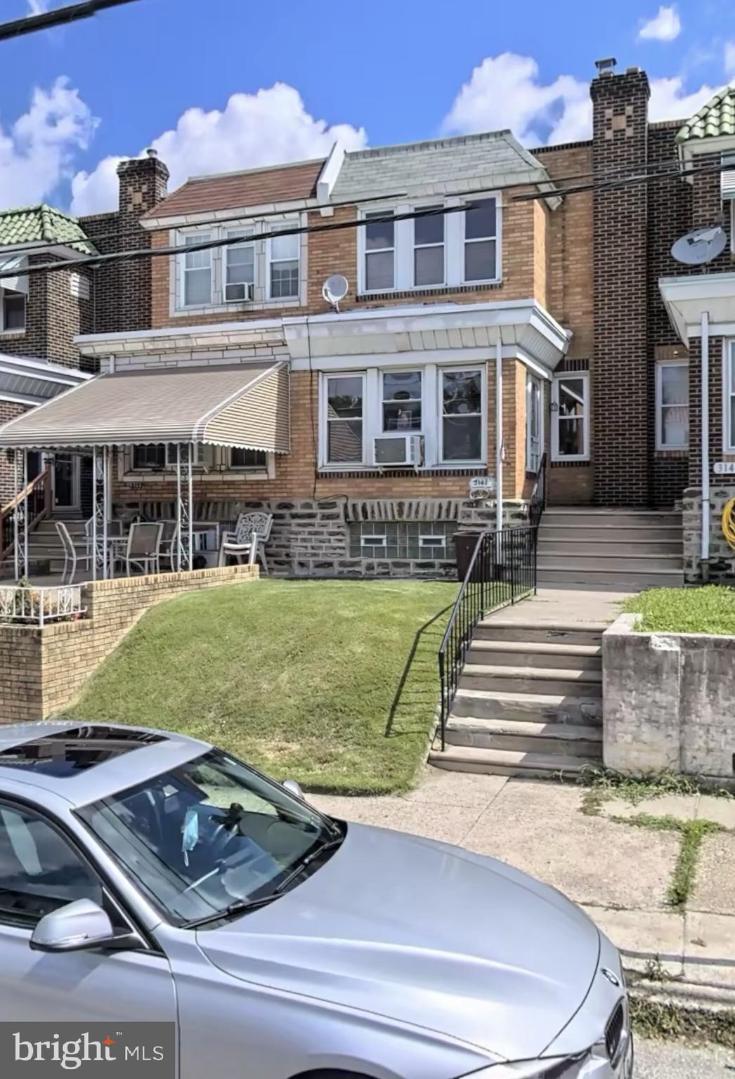 Very well maintained and newly updated row house. Kitchen is Granite counter top and vinyl floor through out the whole house. Huge double deck!( half indoor and half outdoor) !
First floor features 1 full bath. Second floor features 3 bedrooms and 1 full bath. Both bathrooms are renovated completely. 
Schedule your showing today