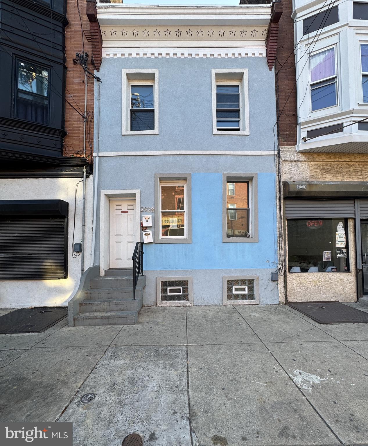 Begin Passive Income quickly with this one! Tucked away on Ridge Ave with a private fenced in rear yard. Super convenient to services, shops, public transportation, and parks. Huge rooms and attractive layout. Recently updated and decorated. Modern and ready for the Savvy Investor.