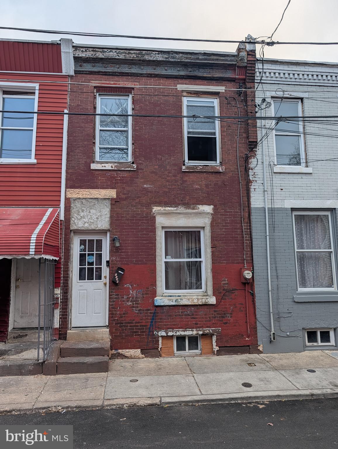 2 bedroom in Fairhill in need of rehab being sold cash as is. 10% deposit and proof of funds required. Buyer resposible for city resale certificate. Seller request that buyer use Seller's title company for title insurance and settlement. House is vacant.