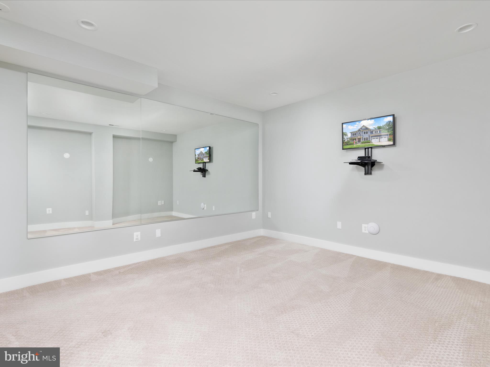 GOLF CLUB MANOR - Residential