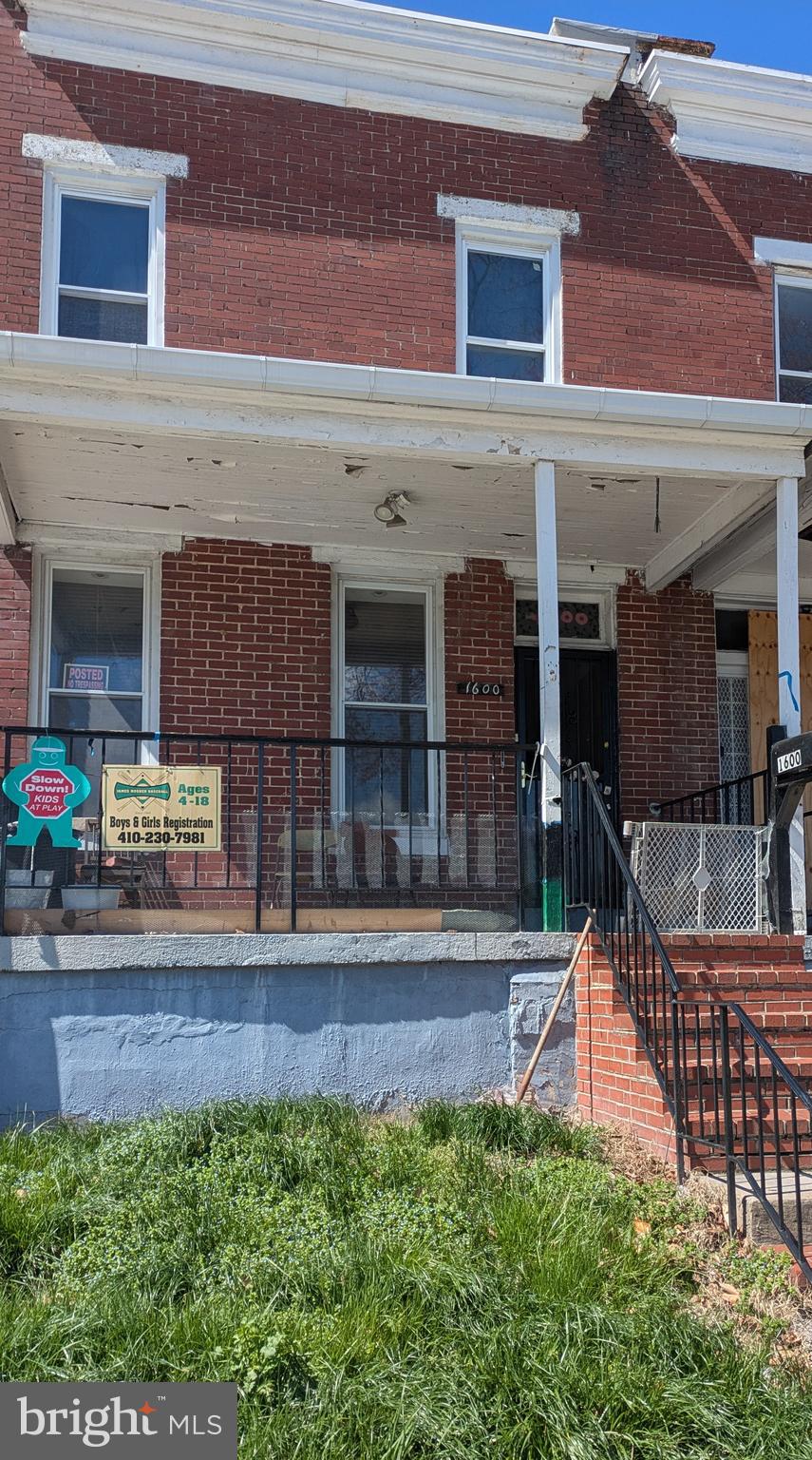 INVESTOR ALERT!! ARV: 125000.00 - 215000.00. GREAT TOWNHOME FOR FIX AND FLIP OR BUY AND HOLD.  PROPERTY SOLD STRUCTLY AS IS, TO INCLUDE CONTENTS. ENTER AT OWN RISK. RELEASE AND HOLD HARMLESS AGREEMENT WILL BE COMPLETED AND SENT TO SELLER AGENT PRIOR TO APPOINTMENT. BUYER TO PAY ALL CLOSING COSTS. WILL REQUIRE 15 DAYS ON MARKET BEFORE SALE. BUYER TO PAY A SHORT SALE NEGOTIATION FEE OF $6000.00 OR 2% OF THE PURCHASE PRICE, WHICHEVER IS GREATER, UPON CLOSING.