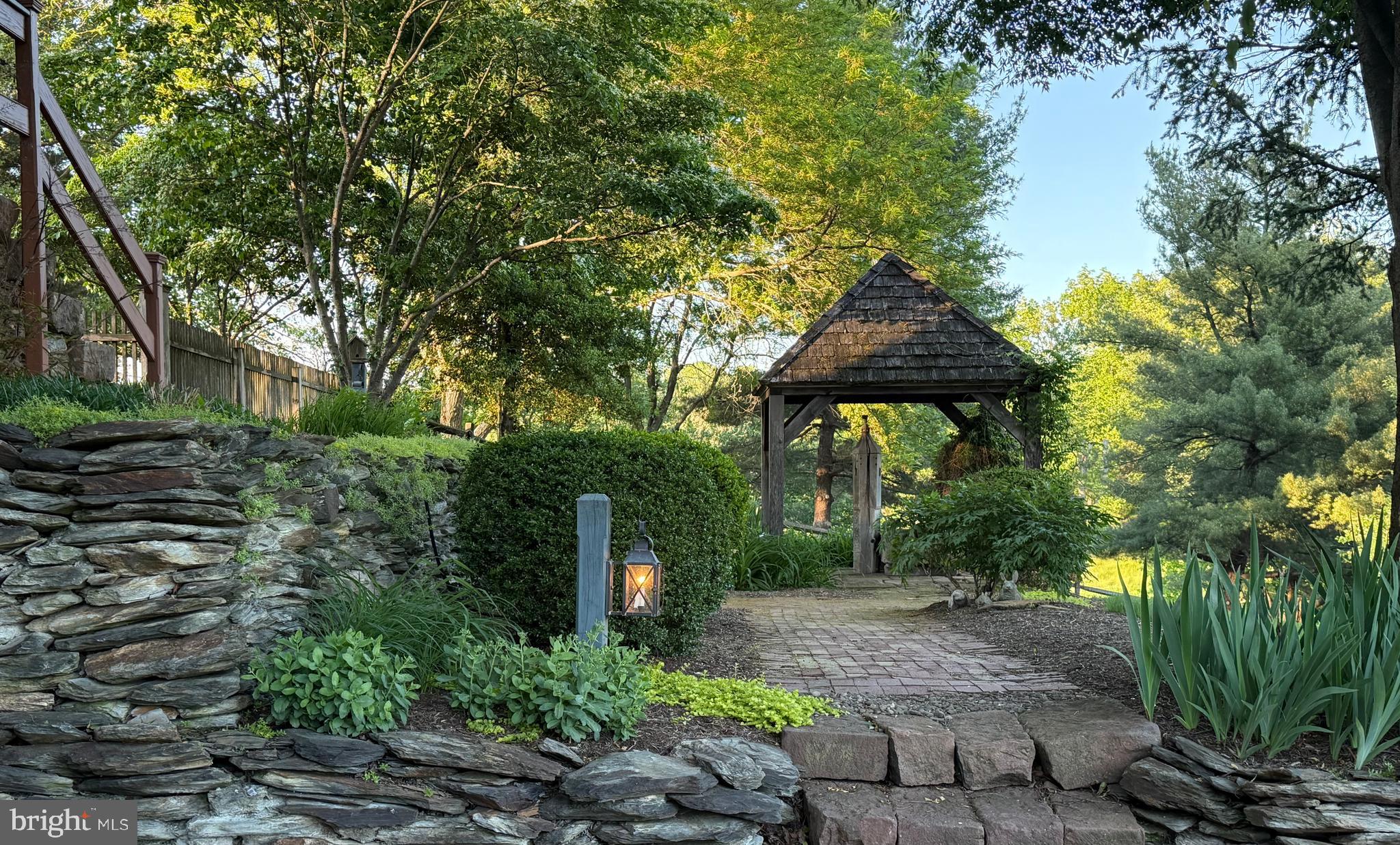 JAMESFIELD MANOR - Residential