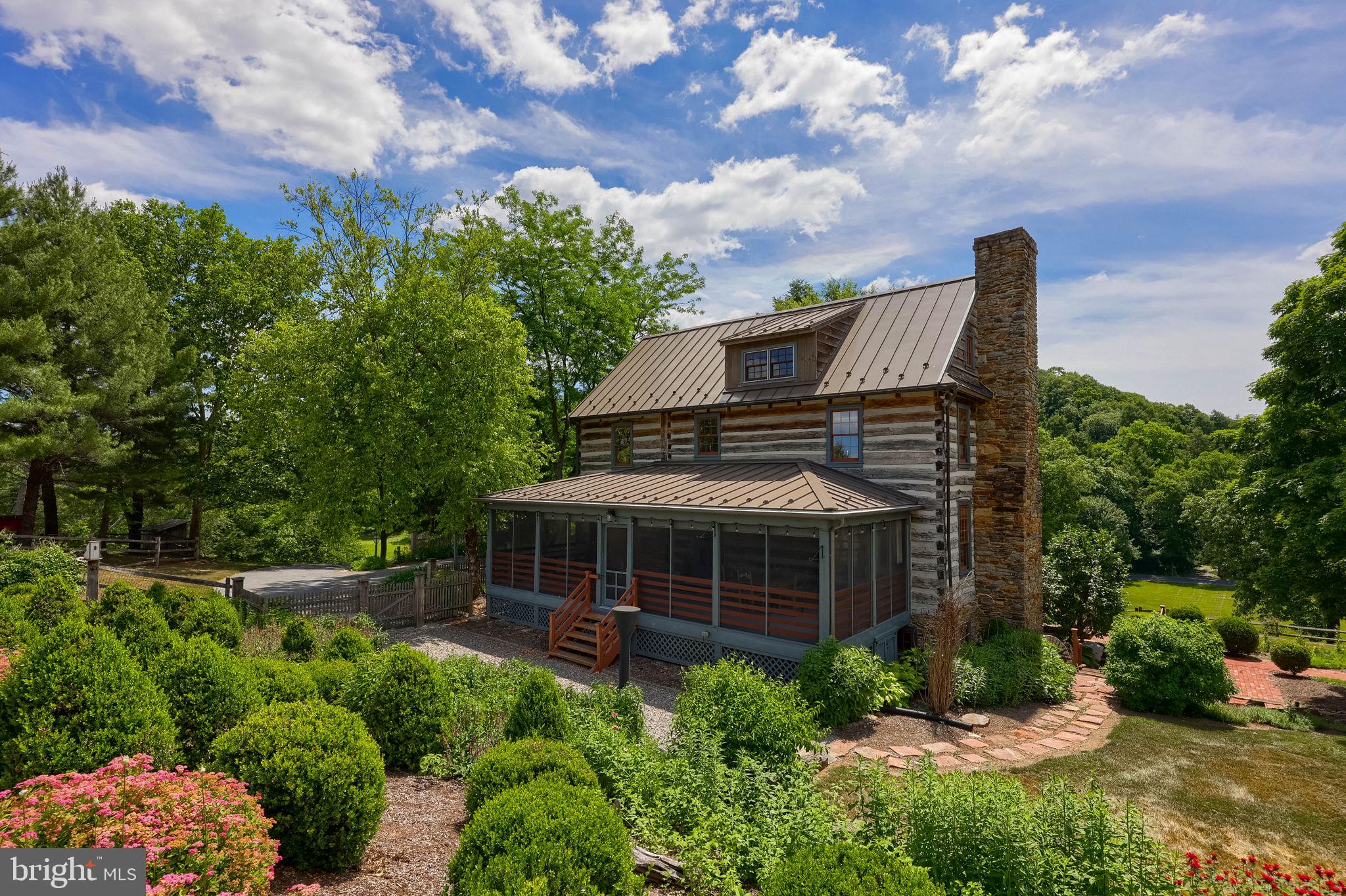 JAMESFIELD MANOR - Residential