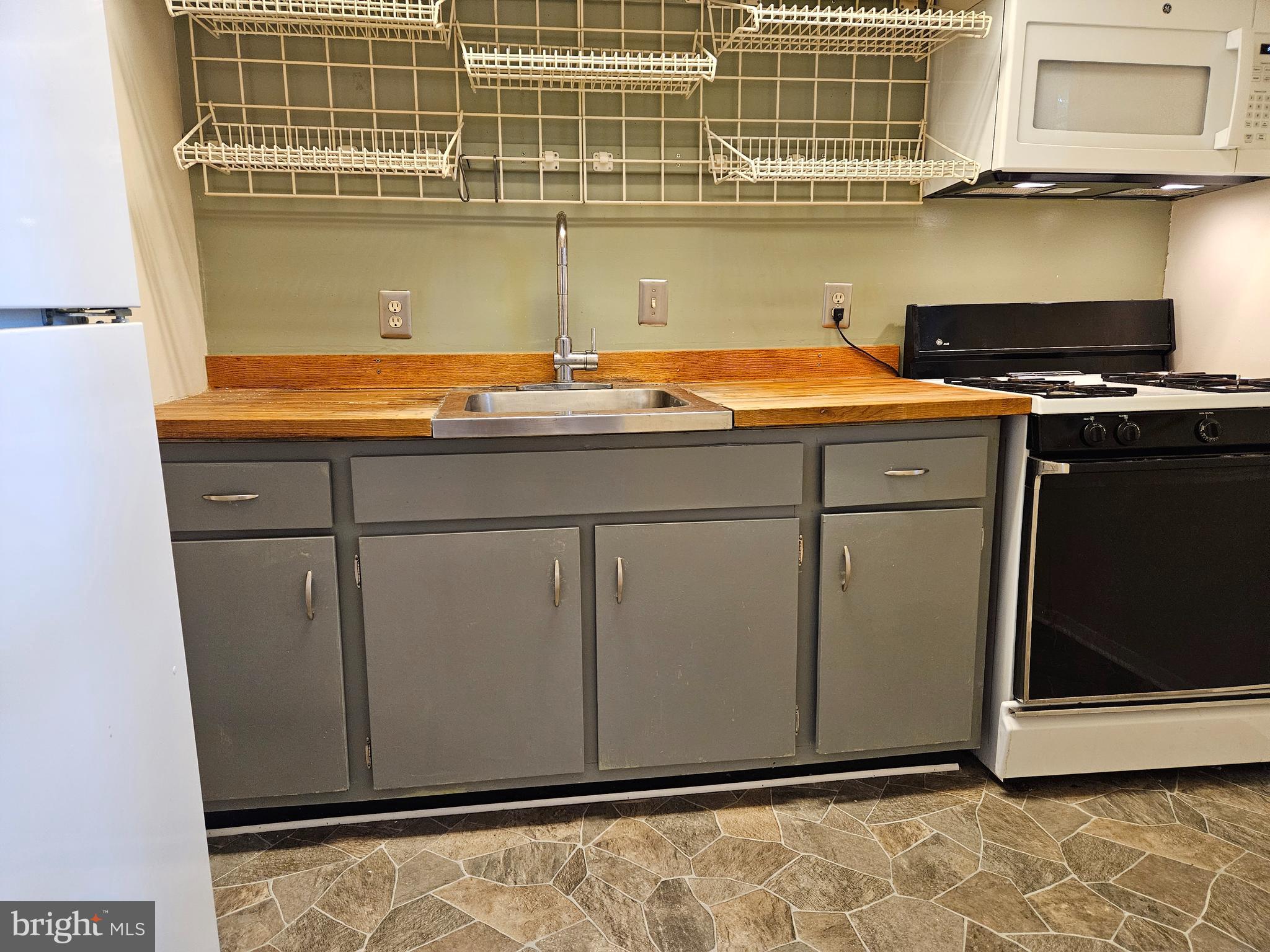 HESSIAN HILLS CONDOS - Residential Lease