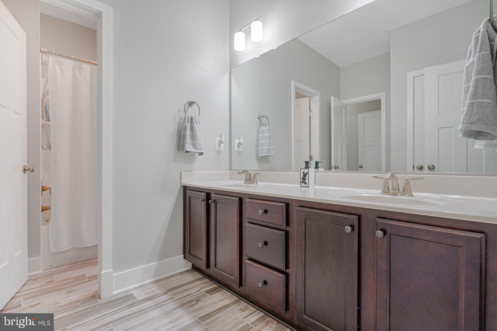 AMBER OAKS - Residential