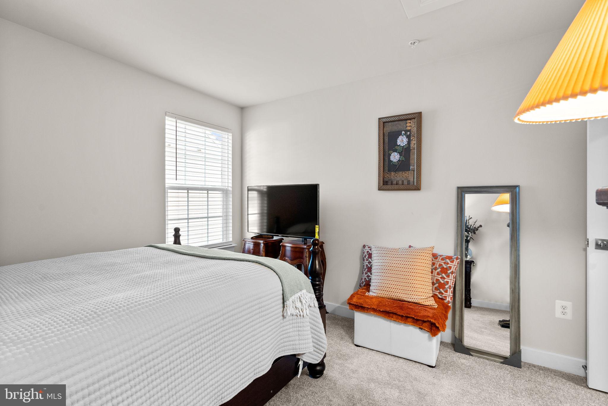 SOUTH LAKE - Residential