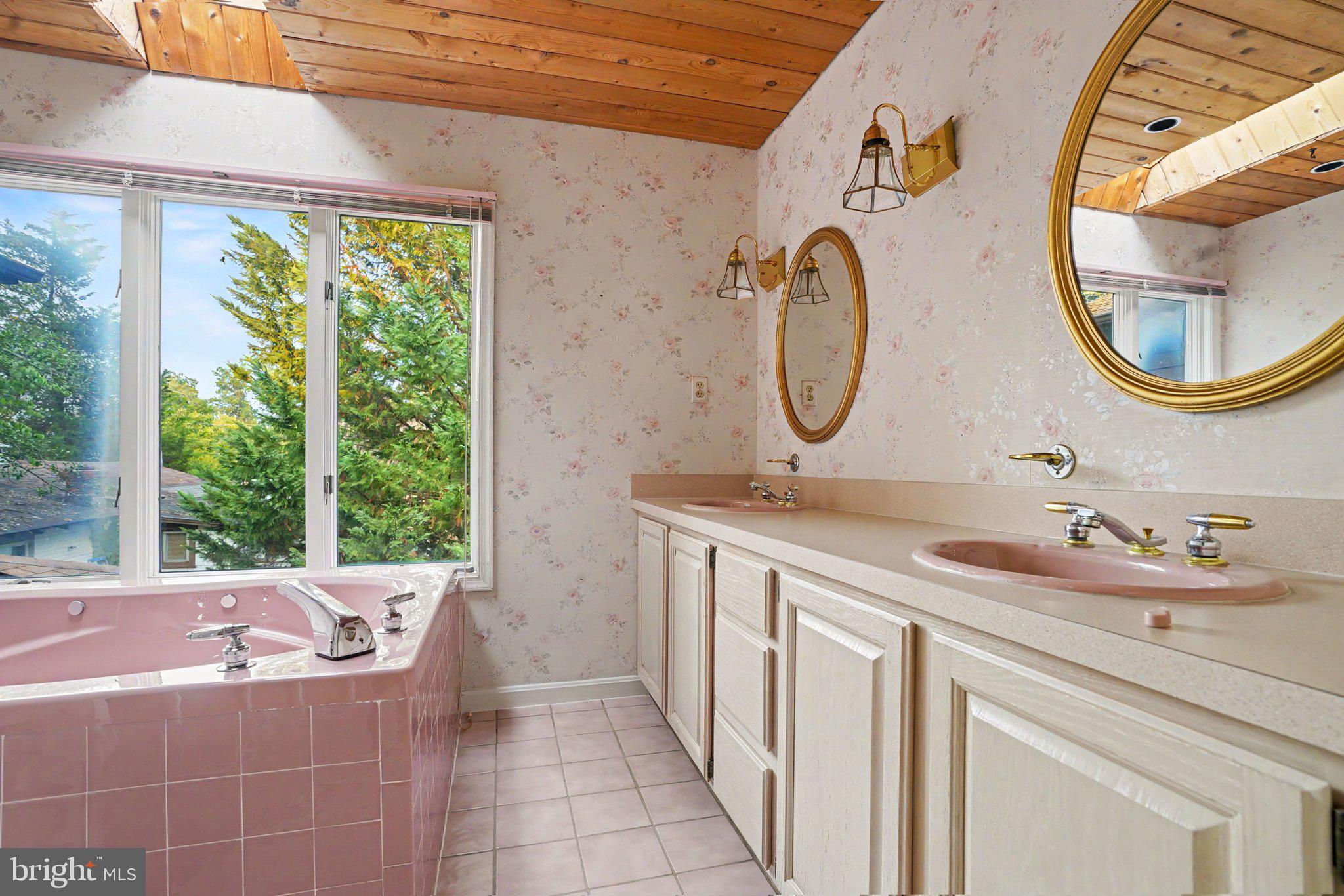 WOODLAND BEACH - Residential
