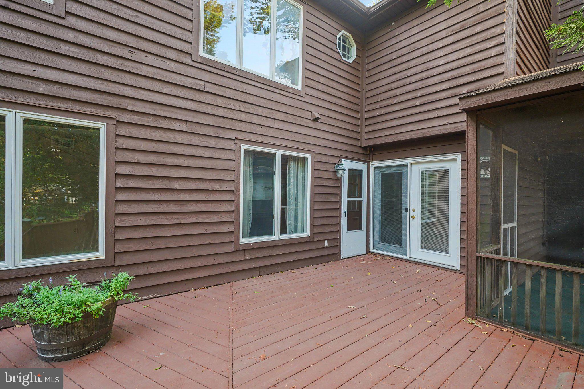 WOODLAND BEACH - Residential
