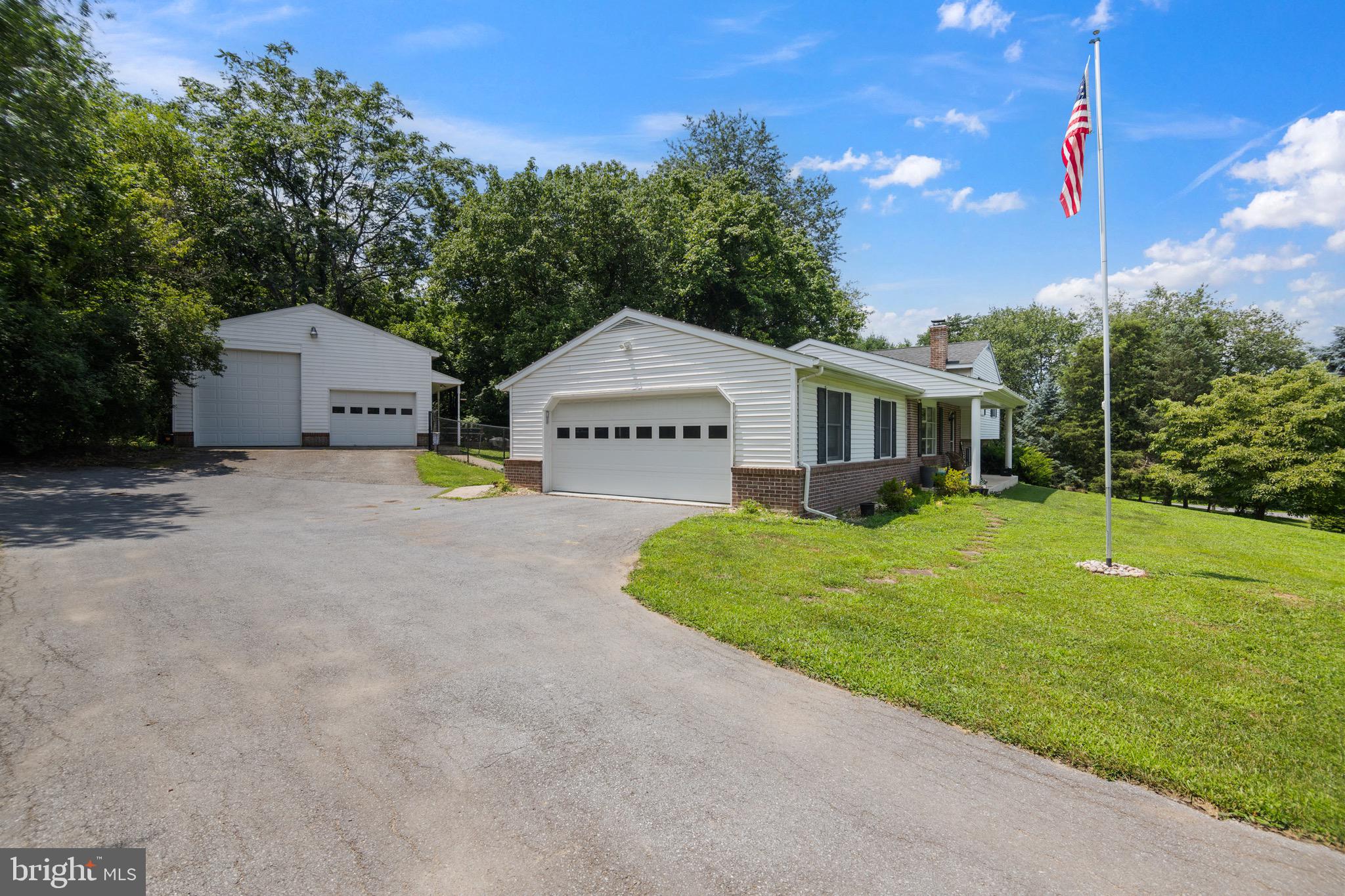 COUNTRY SIDE MANOR - Residential