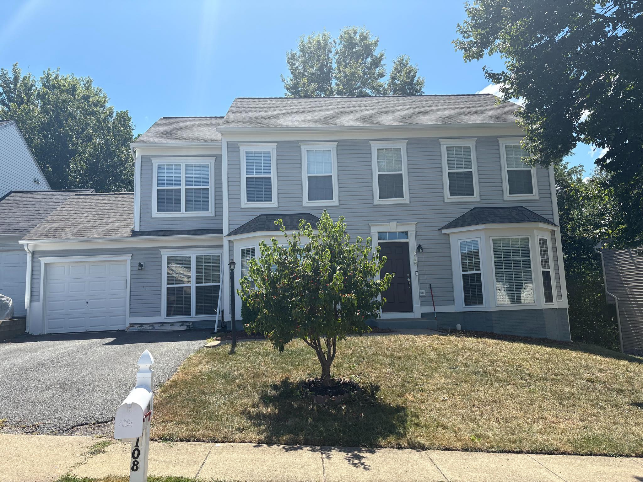 Single Family Home in Southbridge, 2 Lvl/4 rooms/2.5 bath with many upgrade  Fresh paint/new roof 2024/water heater 2025/ Stainless steel appliances 2025. A must see please book you showing online.