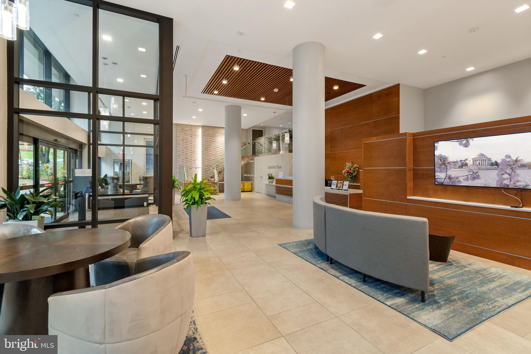 LAKESIDE PLAZA - Residential