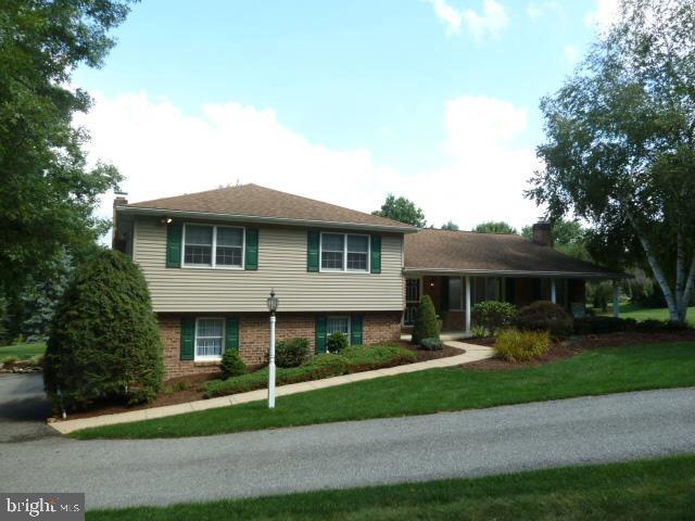 Mr and Mrs Clean are moving and they are leaving behind their gorgeous 3-4BR, 2.5BA split-level on a picture-perfect cul-de-sac lot. Beautifully updated inside and out! Large Keener Kitchen, newly tiled baths, hardwood floors, family rm and game rm. 1st flr BR/Ofc with private entrance. Great private backyard! Minutes to York Twp Community Park and I83, exit 16.
