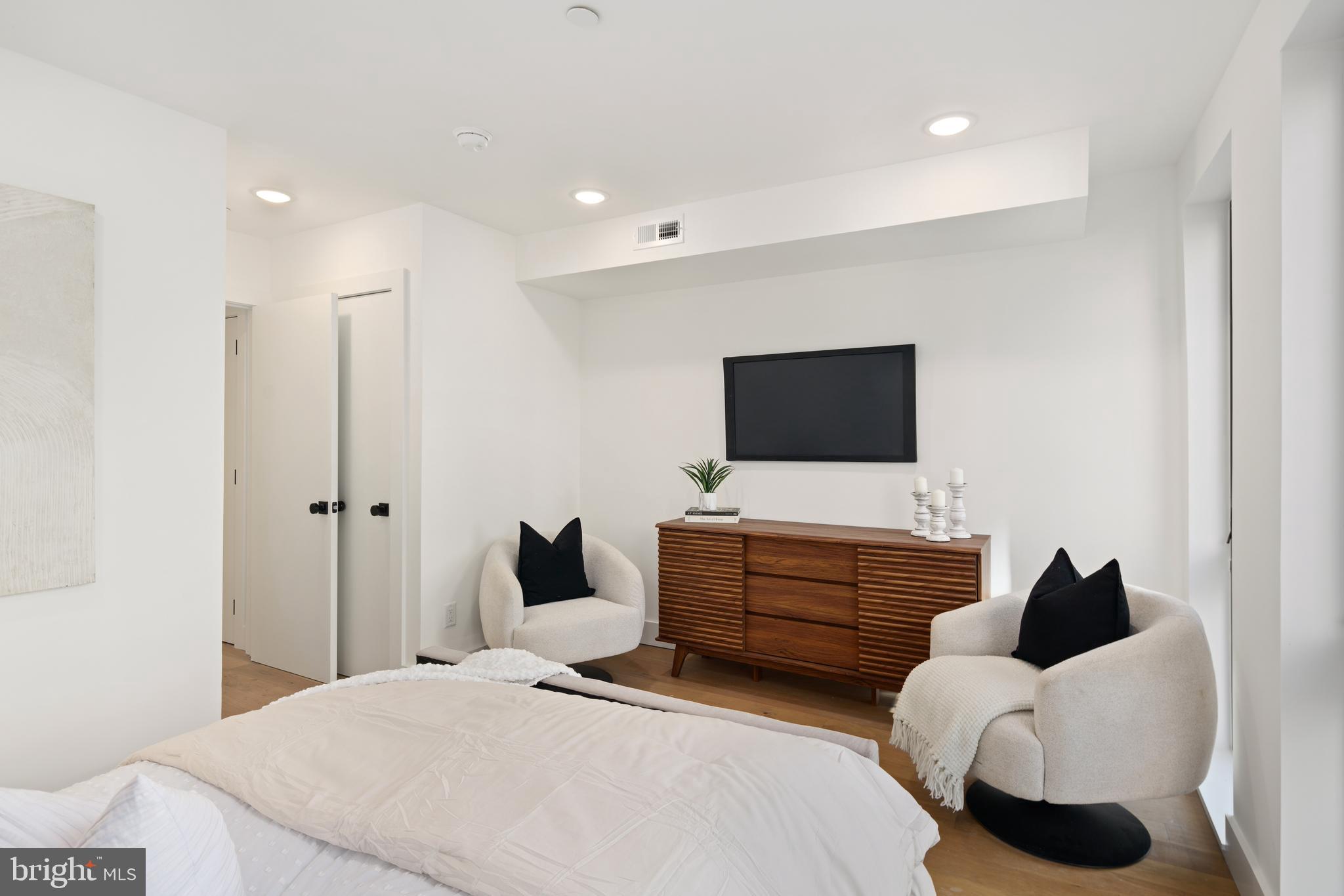EAST KENSINGTON - Residential