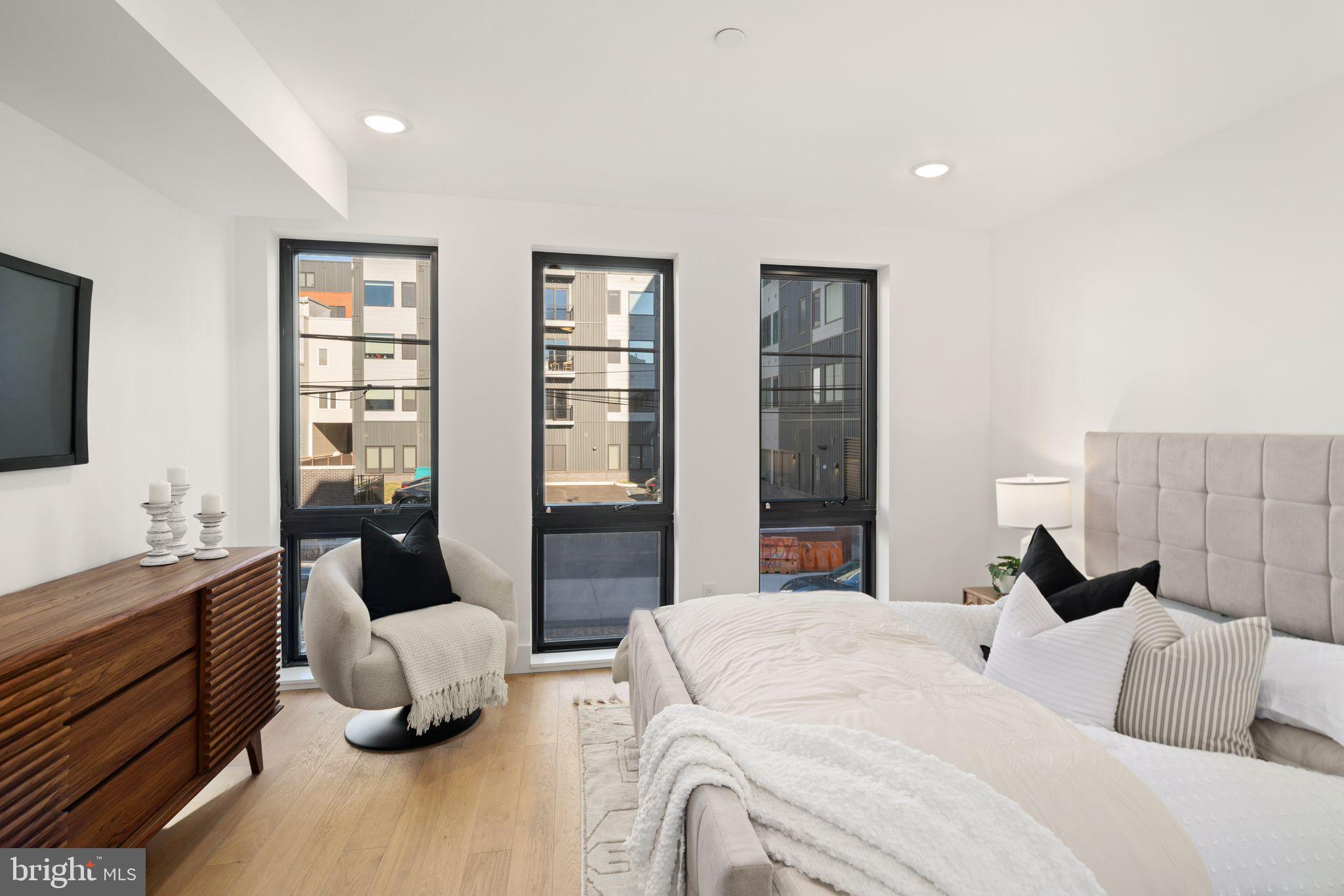 EAST KENSINGTON - Residential