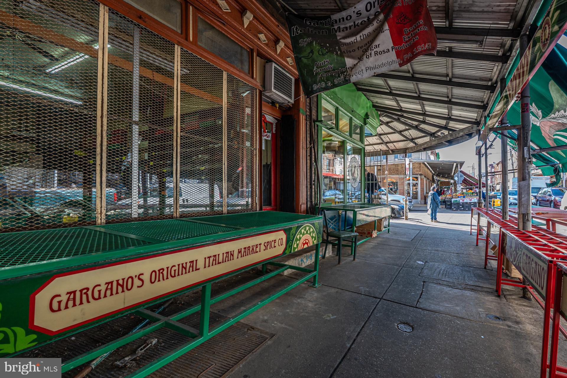 ITALIAN MARKET - Commercial Sale