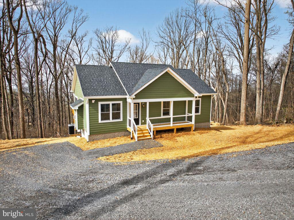 FANTASTIC 1,176 SQUARE FEET FLOOR PLAN WITH 3 BEDROOMS AND 2 BATHROOMS. LUXURY
VINYL PLANK FLOORING THROUGHOUT, VAULTED CEILINGS IN THE KITCHEN, DINING AND
LIVING ROOM. FLOOR TO CEILING STONE FIREPLACE WITH PROPANE LOGS. GRANITE
COUNTER TOPS WITH UPGRADED APPLIANCES. 10' X 16' REAR DECK. FULL- UNFINISHED
BASEMENT WITH BATHROOM ROUGH-IN AND PLENTY OF NATURAL LIGHT. MINUTES TO I-66 &
ROUTE 50 FOR AN EASY COMMUTER EXPERIENCE.