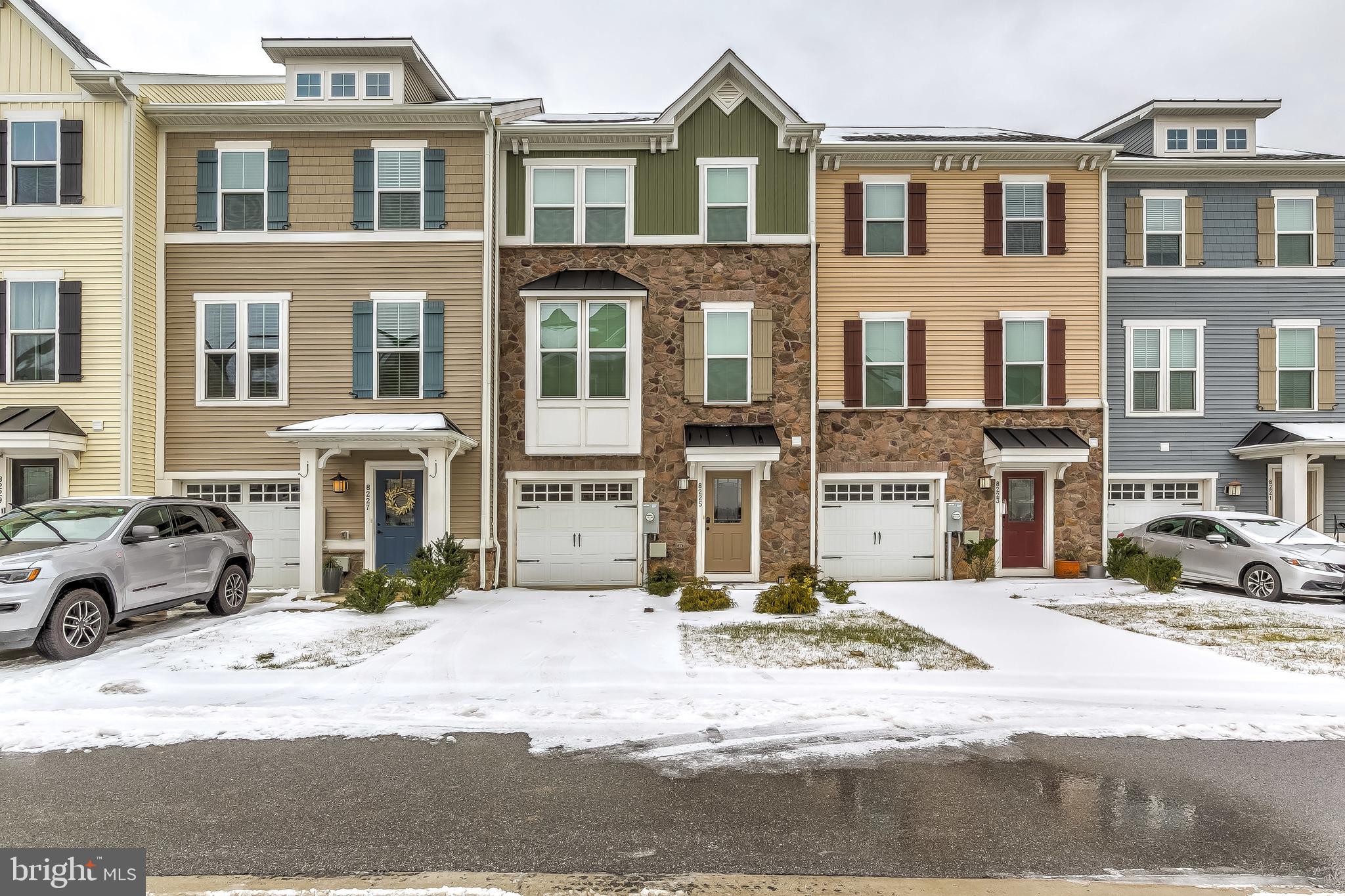 WELL MAINTAINED AND UPGRADED TOWNHOME IN SHELTERED HARBOR.  UPDATED BACKSPLASH AND PAINT.  FULLY FINISHED LOWER LEVEL COMPLETE WITH HALF BATH.  HARDWOOD FLOORS THROUGHOUT MAIN LEVEL WITH UPGRADED GRANITE, BACKSPLASH, SS APPLIANCES AND LIGHT FIXTURES.   3 BEDROOMS ON UPPER LEVEL WITH 2 FULL BATHS.    ALL COMPOSITE DECK OFF THE KITCHEN.    ASK ABOUT BOAT SLIPS!