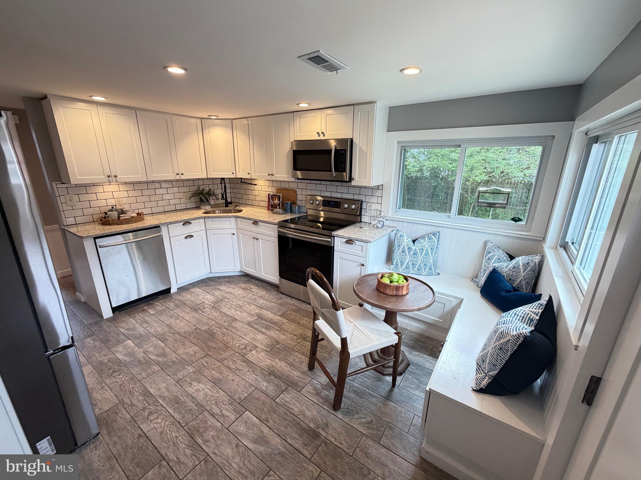 WOODLAND BEACH - Residential
